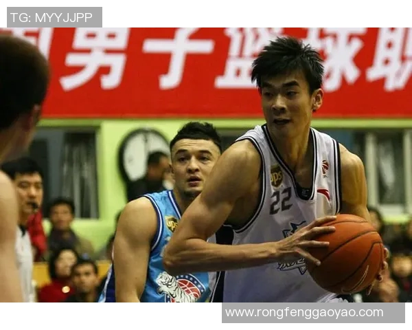 李慕豪：从篮球新星到职业生涯巅峰的成长之路与未来展望