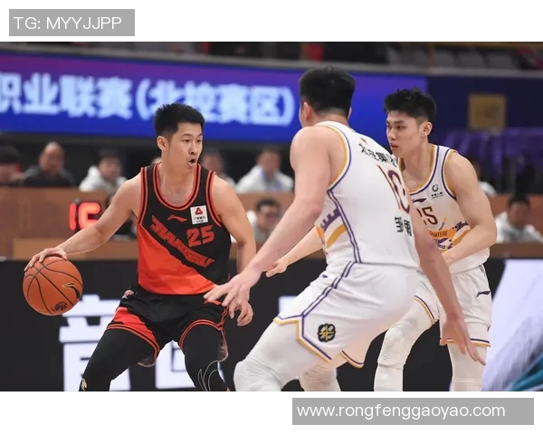 江苏肯帝亚迎战新疆篮球队全力争胜展现实力与团队合作精神