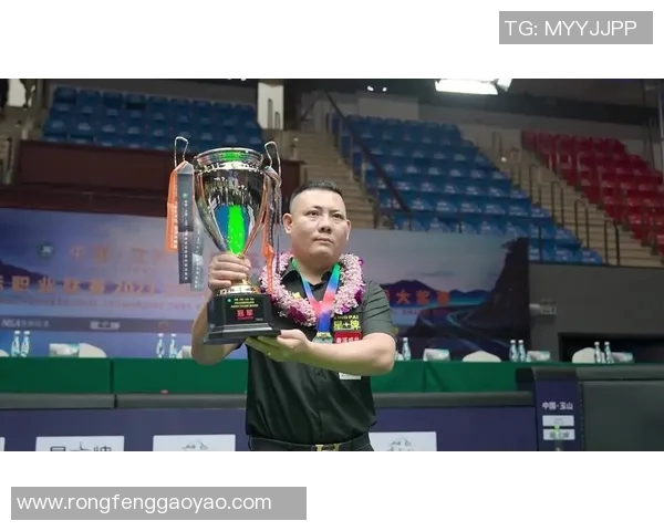 郑宇伯在国际赛场上挑战外国选手展现中国力量与技术之巅峰对决