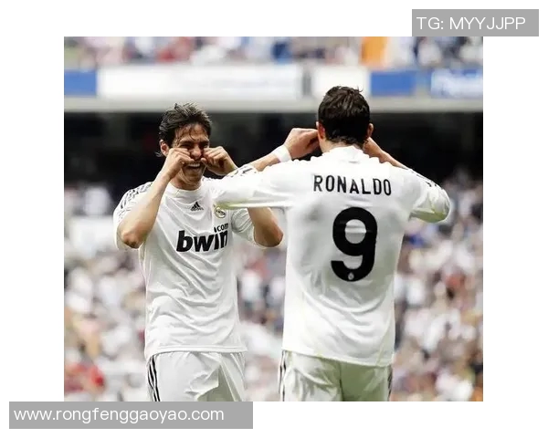 欧冠经典对决米兰迎战曼联谁能在巅峰之战中笑到最后